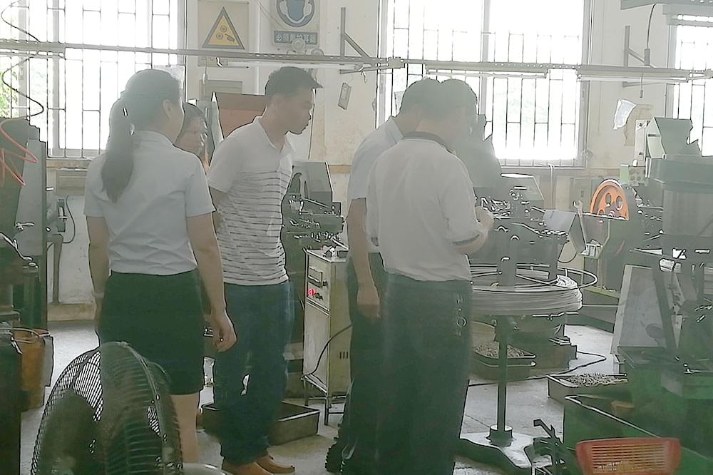 自動化機(jī)器設(shè)備客戶參觀世世通螺絲生產(chǎn)一線！